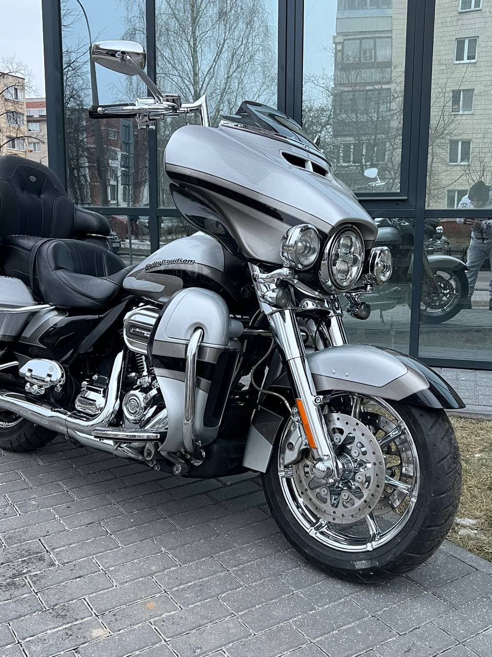 Harley-Davidson Electra Glide CVO 114 — Stardust & Palladium Silver